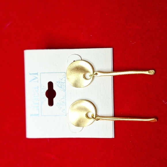 Linea M Goldtone pierced earrings - Picture 3 of 3